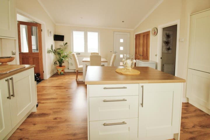 2 bedrooms other for sale in Clacton-On-Sea, United Kingdom - Image 9