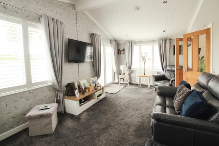 2 bedrooms other for sale in Clacton-On-Sea, United Kingdom - Image 12