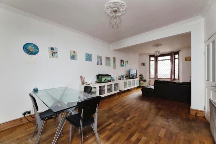 2 bedrooms house for sale in London, United Kingdom - Image 2