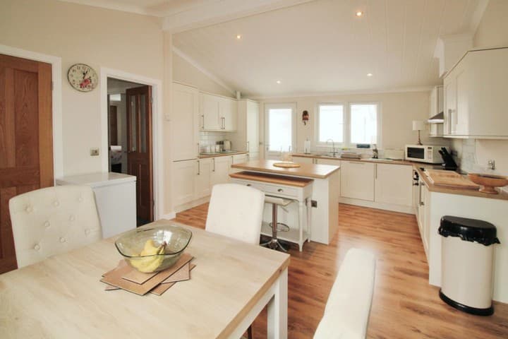 2 bedrooms other for sale in Clacton-On-Sea, United Kingdom - Image 8