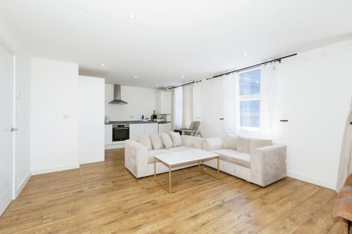 2 bedrooms apartment for sale in Slough, United Kingdom - Image 7