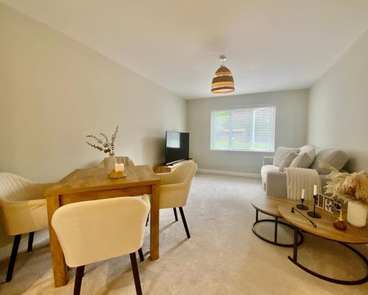 1 bedroom apartment for sale in Alcester, United Kingdom - Image 3