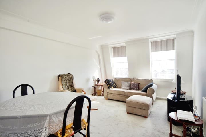 1 bedroom apartment for sale in London, United Kingdom - Image 2