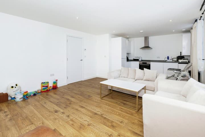 2 bedrooms apartment for sale in Slough, United Kingdom - Image 4