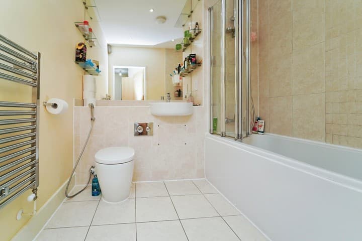 1 bedroom apartment for sale in Feltham, United Kingdom - Image 4