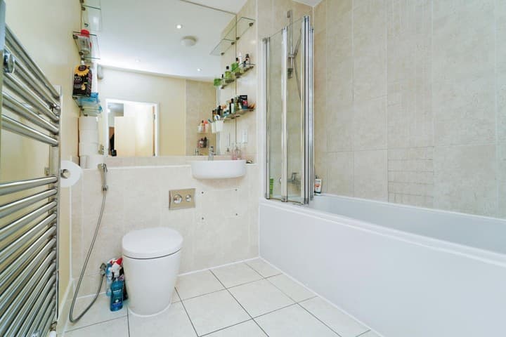 1 bedroom apartment for sale in Feltham, United Kingdom - Image 5