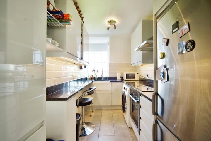 1 bedroom apartment for sale in London, United Kingdom - Image 3