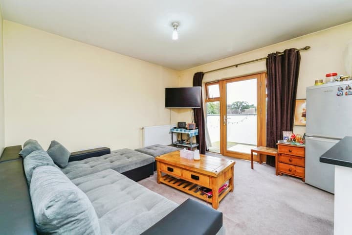 1 bedroom apartment for sale in Feltham, United Kingdom - Image 13