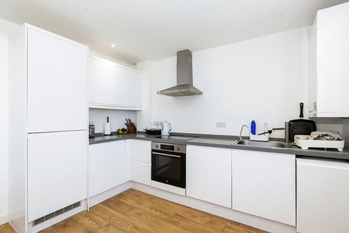 2 bedrooms apartment for sale in Slough, United Kingdom - Image 5