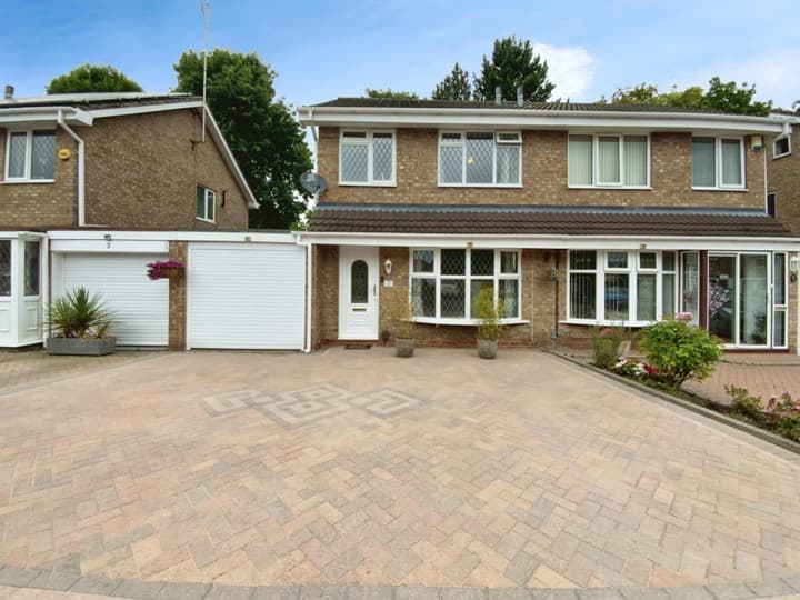 3 bedrooms house for sale in Redditch, United Kingdom - Image 2