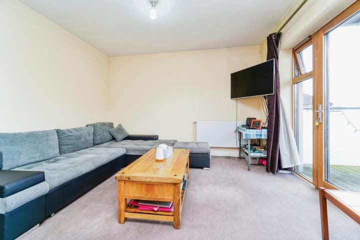 1 bedroom apartment for sale in Feltham, United Kingdom - Image 14