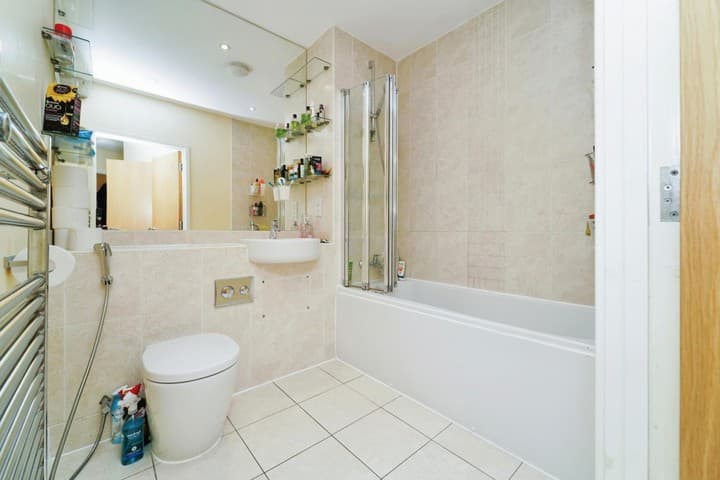 1 bedroom apartment for sale in Feltham, United Kingdom - Image 6