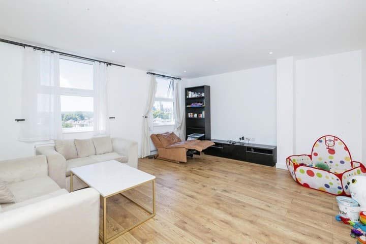 2 bedrooms apartment for sale in Slough, United Kingdom - Image 3