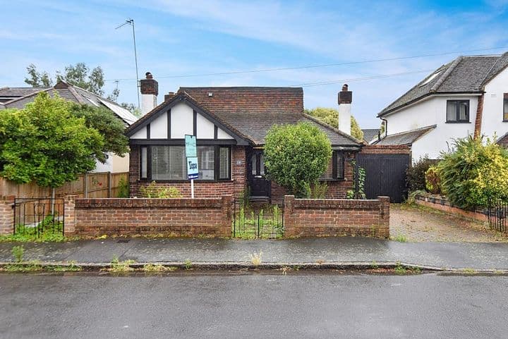 4 bedrooms house for sale in Walton-On-Thames, United Kingdom - Image 2