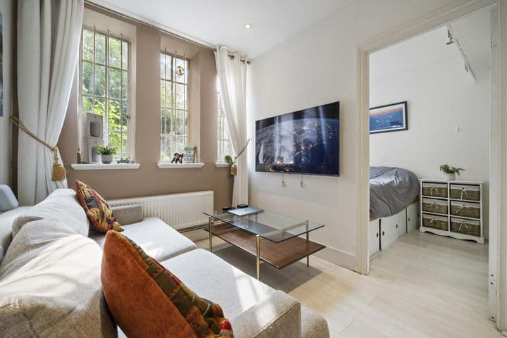 1 bedroom apartment for sale in London, United Kingdom - Image 4