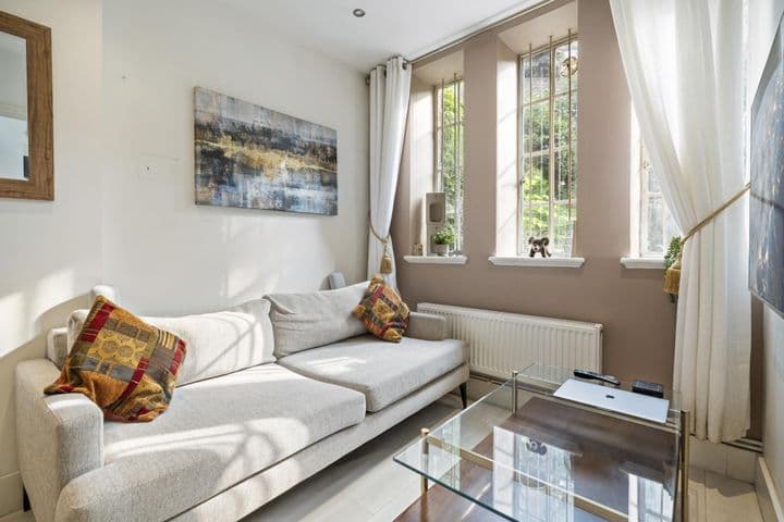 1 bedroom apartment for sale in London, United Kingdom - Image 5