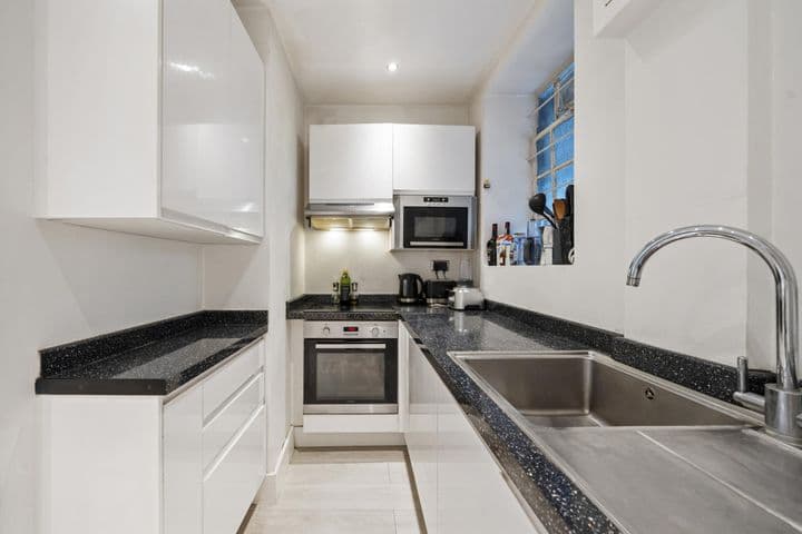 1 bedroom apartment for sale in London, United Kingdom - Image 9