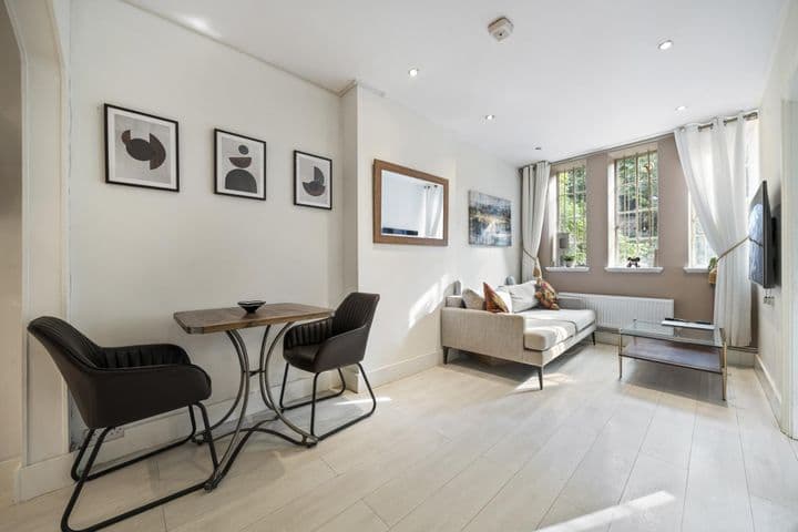 1 bedroom apartment for sale in London, United Kingdom - Image 3