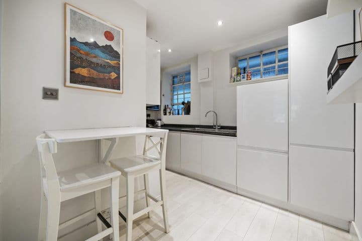 1 bedroom apartment for sale in London, United Kingdom - Image 8