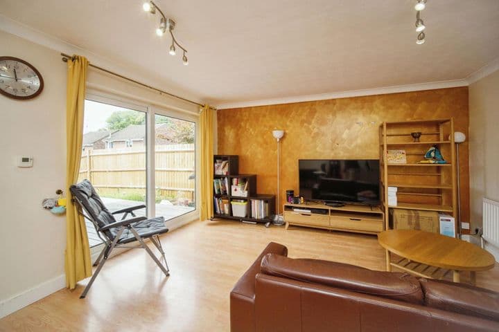 3 bedrooms house for sale in Camberley, United Kingdom - Image 3