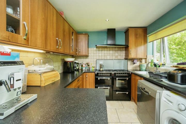 3 bedrooms house for sale in Camberley, United Kingdom - Image 2