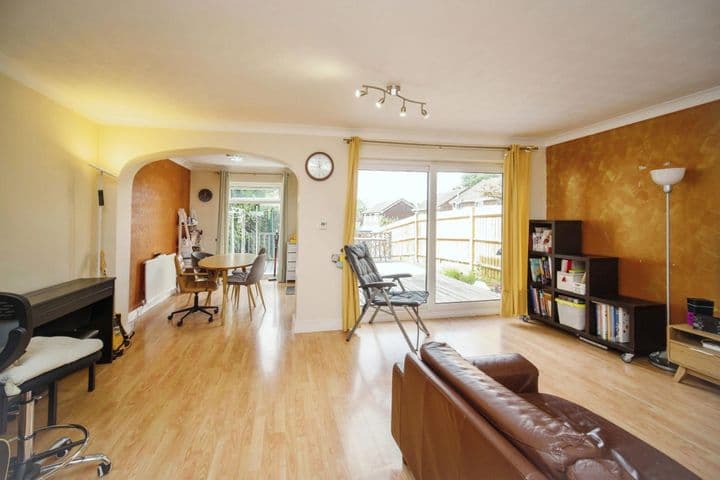 3 bedrooms house for sale in Camberley, United Kingdom - Image 5