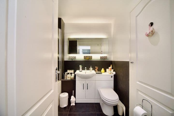 1 bedroom apartment for sale in London, United Kingdom - Image 10