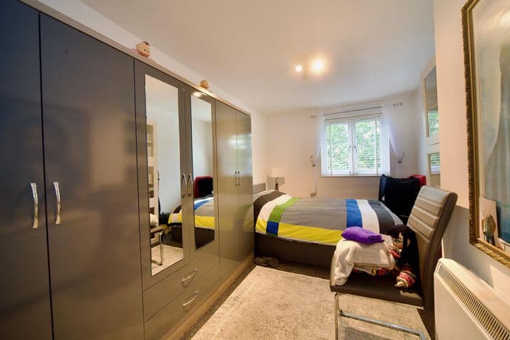 1 bedroom apartment for sale in London, United Kingdom - Image 8