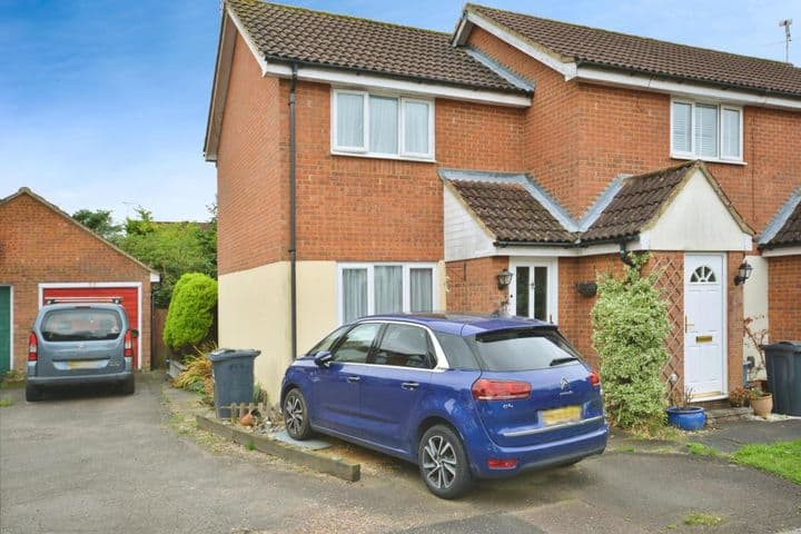 1 bedroom house for sale in Stevenage, United Kingdom - Image 2