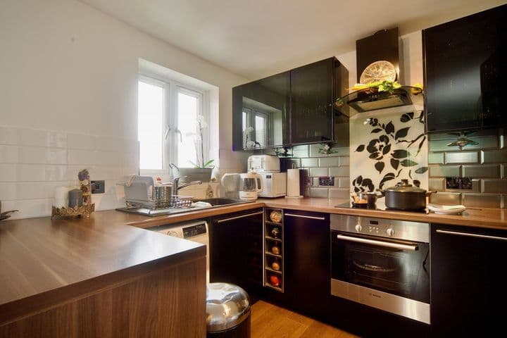 1 bedroom apartment for sale in London, United Kingdom - Image 4