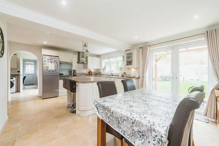 4 bedrooms house for sale in Basingstoke, United Kingdom - Image 5