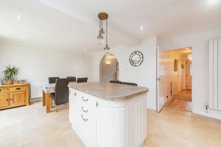 4 bedrooms house for sale in Basingstoke, United Kingdom - Image 9