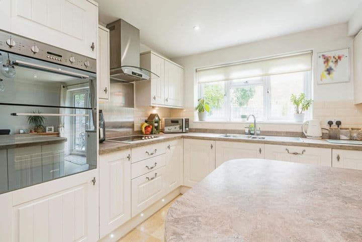 4 bedrooms house for sale in Basingstoke, United Kingdom - Image 10