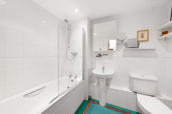 2 bedrooms apartment for sale in London, United Kingdom - Image 6