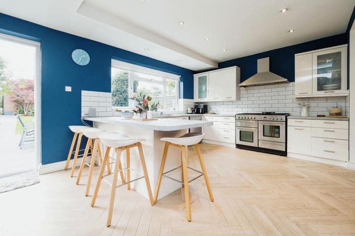 5 bedrooms house for sale in Romford, United Kingdom - Image 3