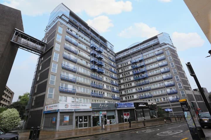 1 bedroom apartment for sale in London, United Kingdom - Image 8