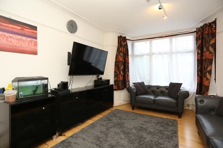 3 bedrooms house for sale in London, United Kingdom - Image 3