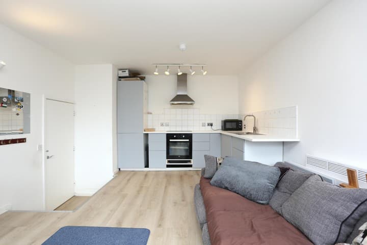 1 bedroom apartment for sale in London, United Kingdom - Image 4