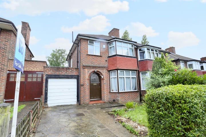 3 bedrooms house for sale in London, United Kingdom - Image 2