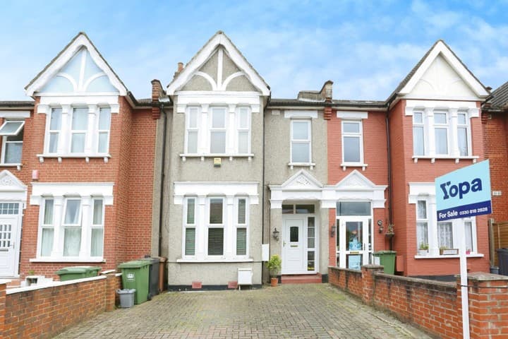 3 bedrooms house for sale in London, United Kingdom - Image 2