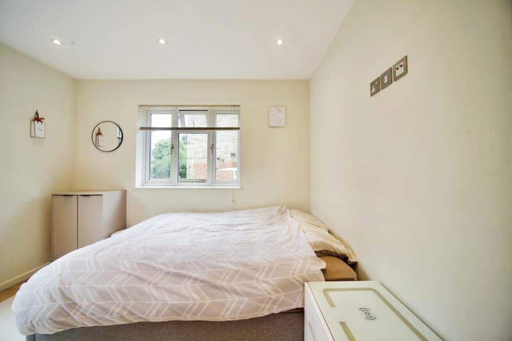 1 bedroom apartment for sale in London, United Kingdom - Image 9