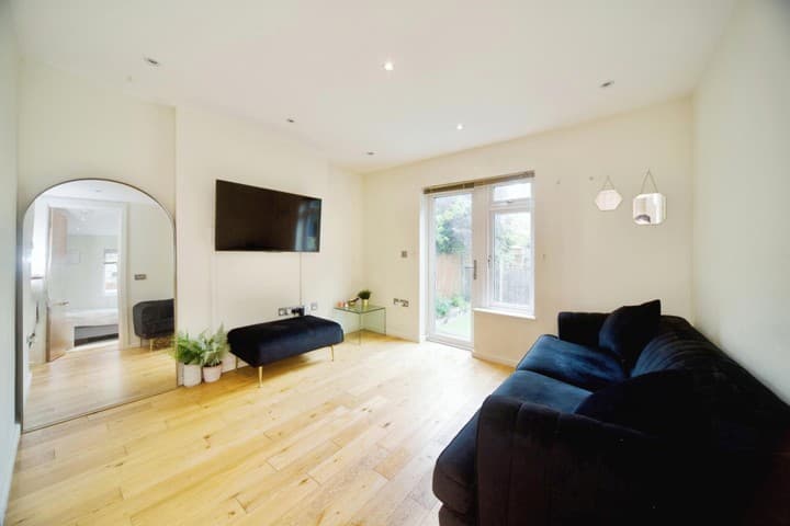 1 bedroom apartment for sale in London, United Kingdom - Image 3