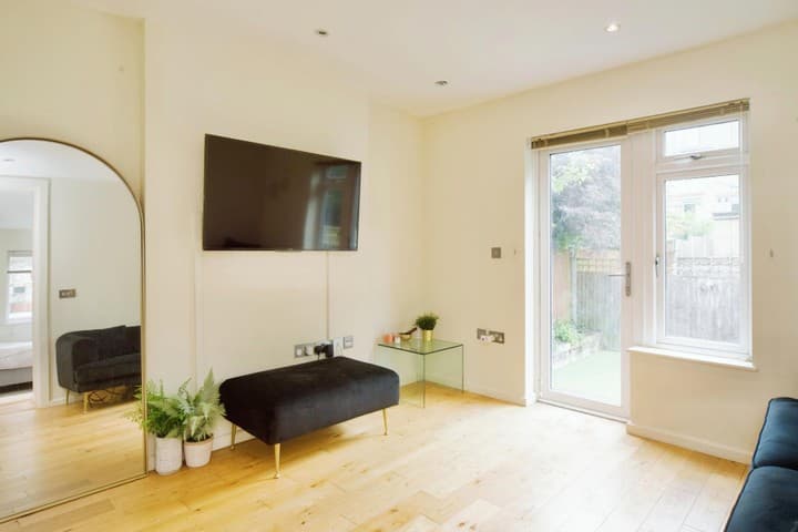 1 bedroom apartment for sale in London, United Kingdom - Image 4