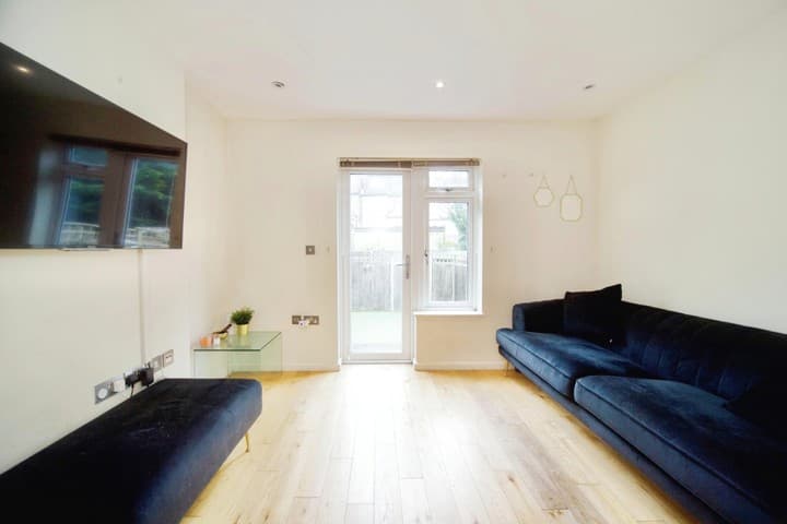 1 bedroom apartment for sale in London, United Kingdom - Image 5