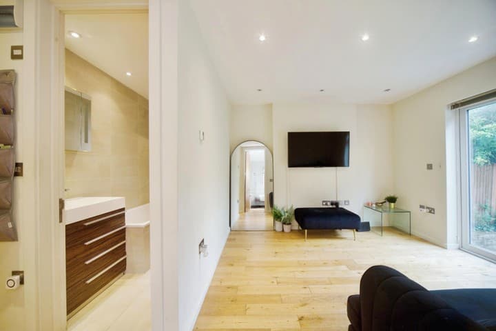 1 bedroom apartment for sale in London, United Kingdom - Image 13