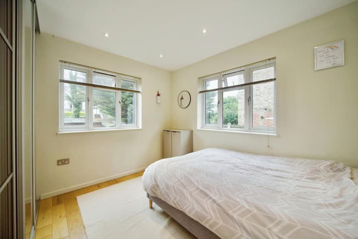 1 bedroom apartment for sale in London, United Kingdom - Image 10