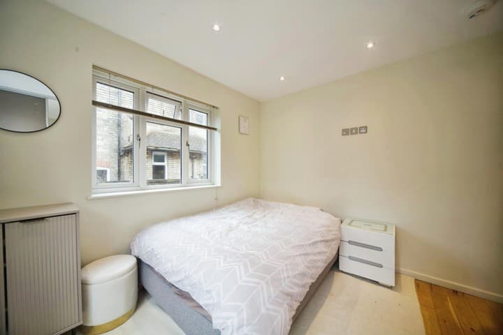 1 bedroom apartment for sale in London, United Kingdom - Image 12