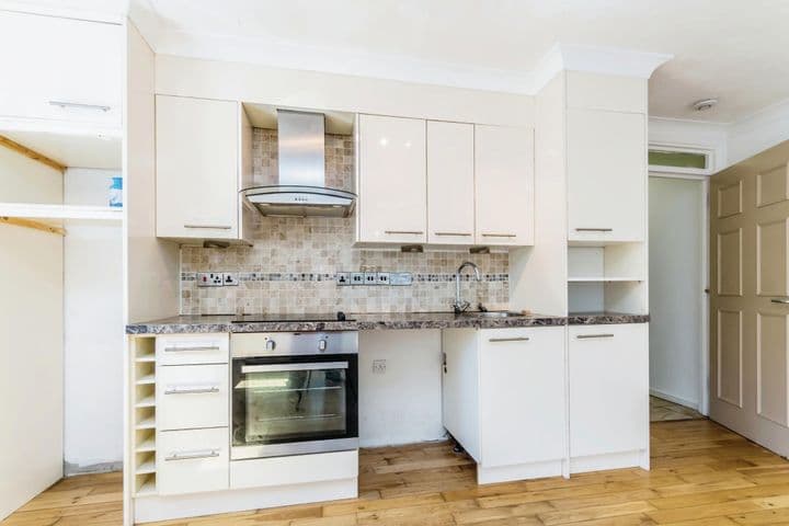 1 bedroom apartment for sale in Dorking, United Kingdom - Image 7