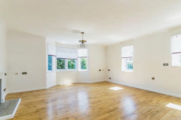 1 bedroom apartment for sale in Dorking, United Kingdom - Image 3