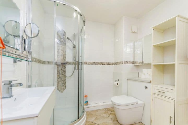 1 bedroom apartment for sale in Dorking, United Kingdom - Image 9